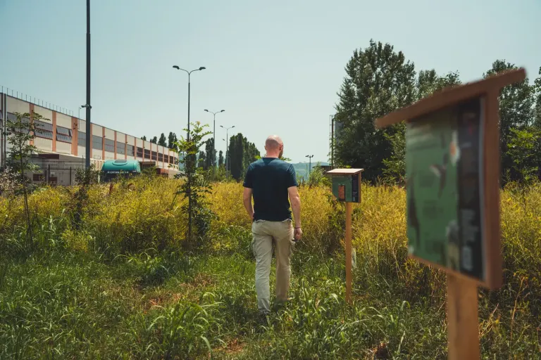 In un'oasi di biodiversità aziendale, tra cartelli e sensori
