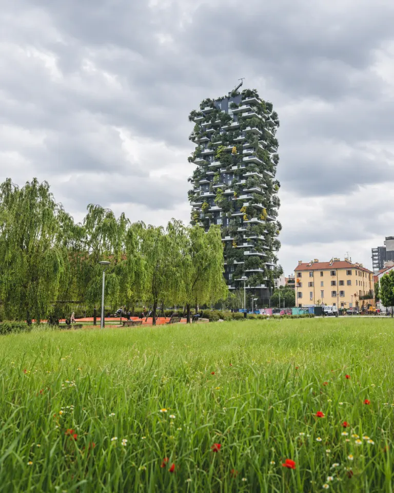 La torre del Bosco Verticale en Milán detrás de un prado monitorizado por 3Bee