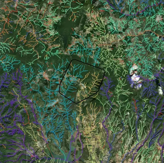 Corsi d'acqua intorno alla tenuta di Acqua Panna, con il perimetro del sito, dalla piattaforma
